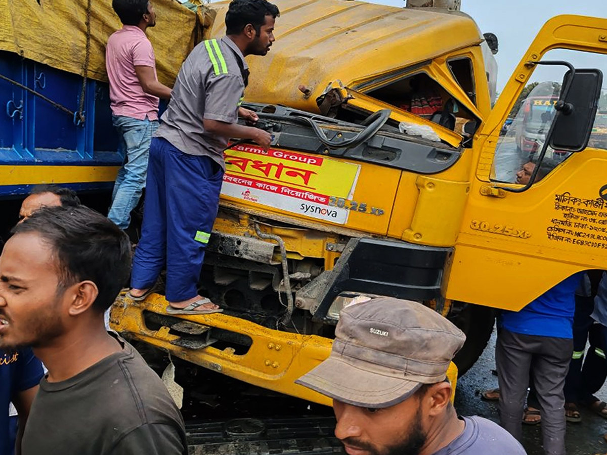 দিনাজপুরে ট্রাক ও কাভার্ডভ্যানের সংঘর্ষ