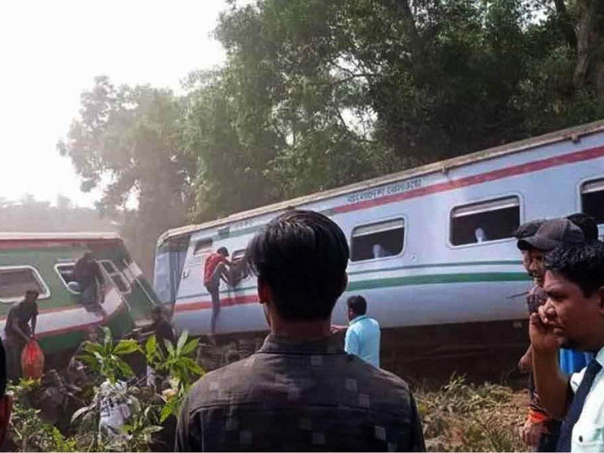 কুমিল্লায় বিজয় এক্সপ্রেস ট্রেনের ৯ বগি লাইনচ্যুত