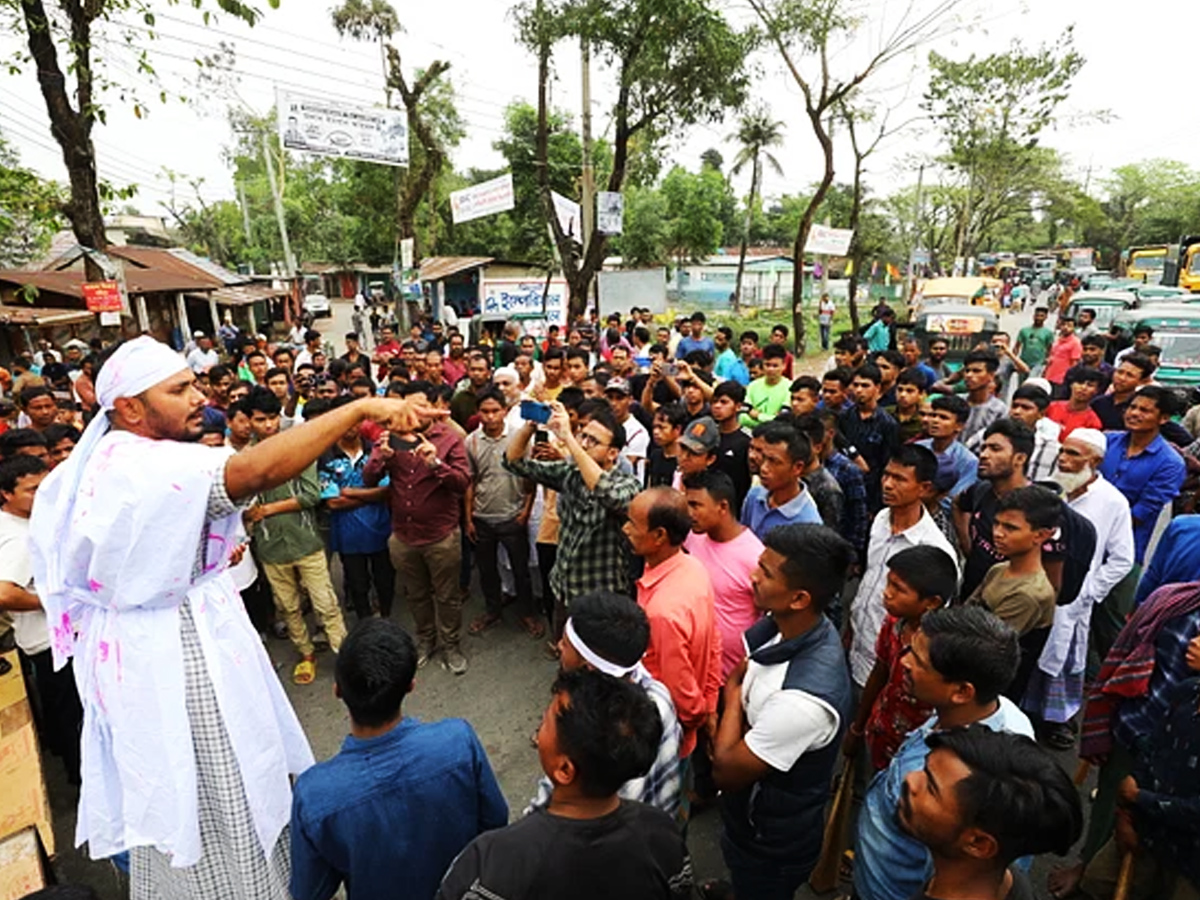 সিলেটে দুর্ঘটনায় ৬ জনের মৃত্যুর পরের দিন স্থানীয়দের মহাসড়ক অবরোধ