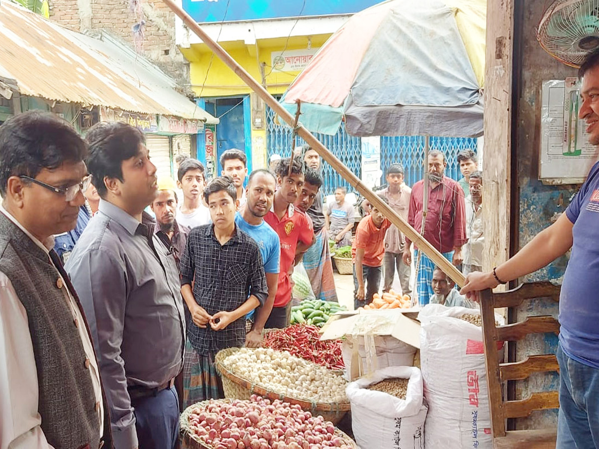 ম্যাজিস্ট্রেট আসায় ১১০ টাকার পেঁয়াজ বিক্রি হলো ৬০ টাকায়