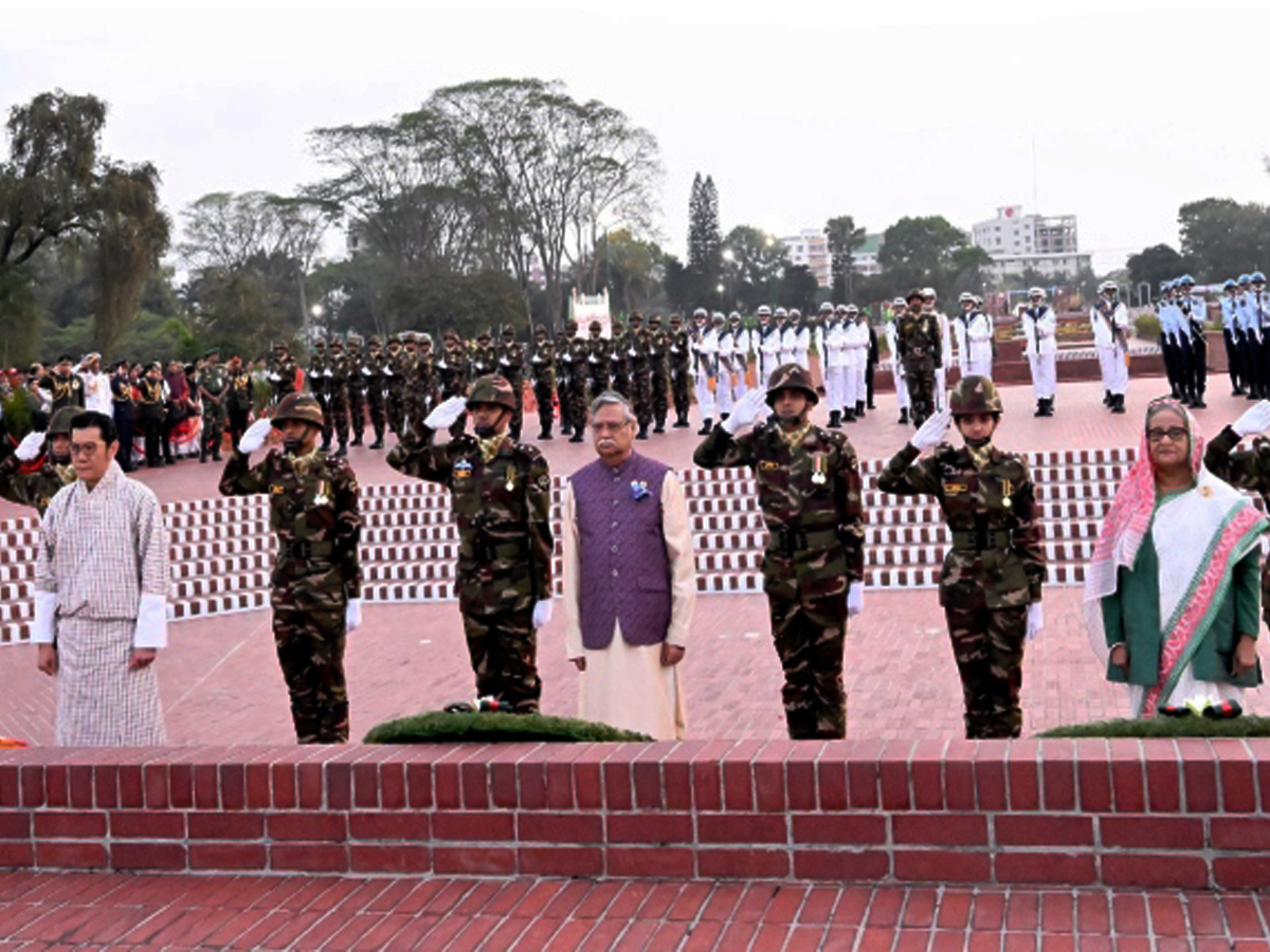 জাতীয় স্মৃতিসৌধে রাষ্ট্রপতি-প্রধানমন্ত্রী-ভুটানের রাজার শ্রদ্ধা