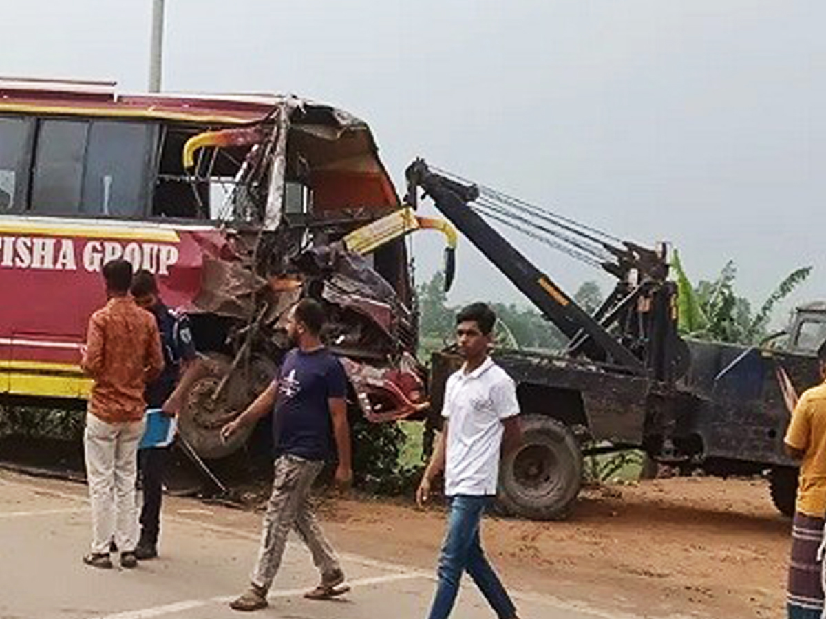 দুই বাসের মুখোমুখি সংঘর্ষে আহত ৩০