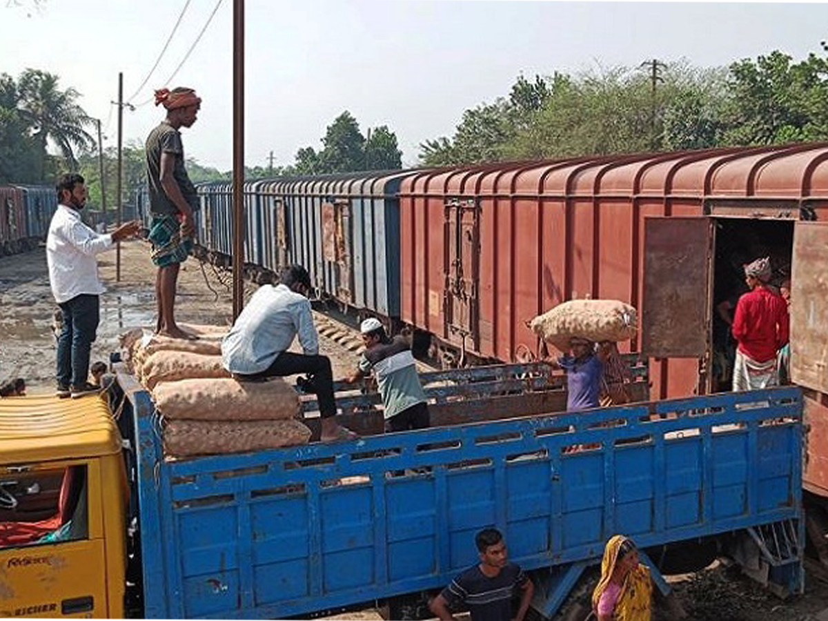 ভারত থেকে ট্রেনে এলো ১৬৫০ মেট্রিক টন পেঁয়াজ