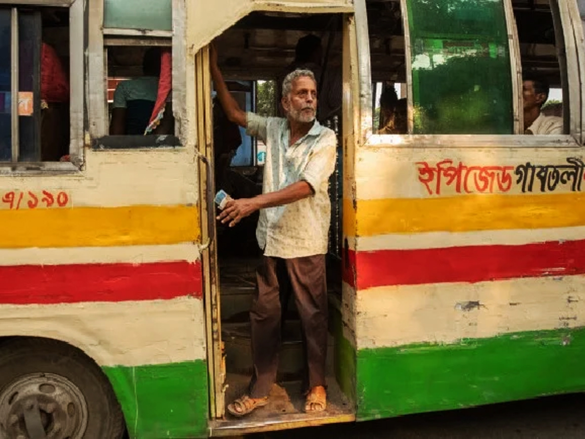 বাসভাড়া কমছে ৩ পয়সা