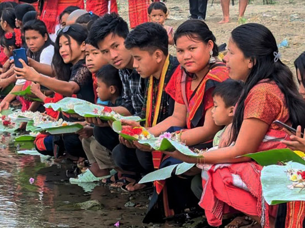 নদীতে ফুল ভাসিয়ে পাহাড়ে বৈসাবী উৎসব শুরু