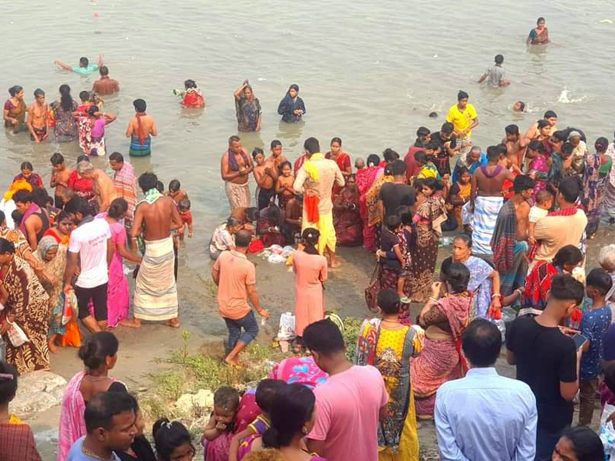 যমুনায় পুণ্যস্নানে পুণ্যার্থীদের ঢল, সৃষ্টিকর্তার কাছে শান্তি কামনা