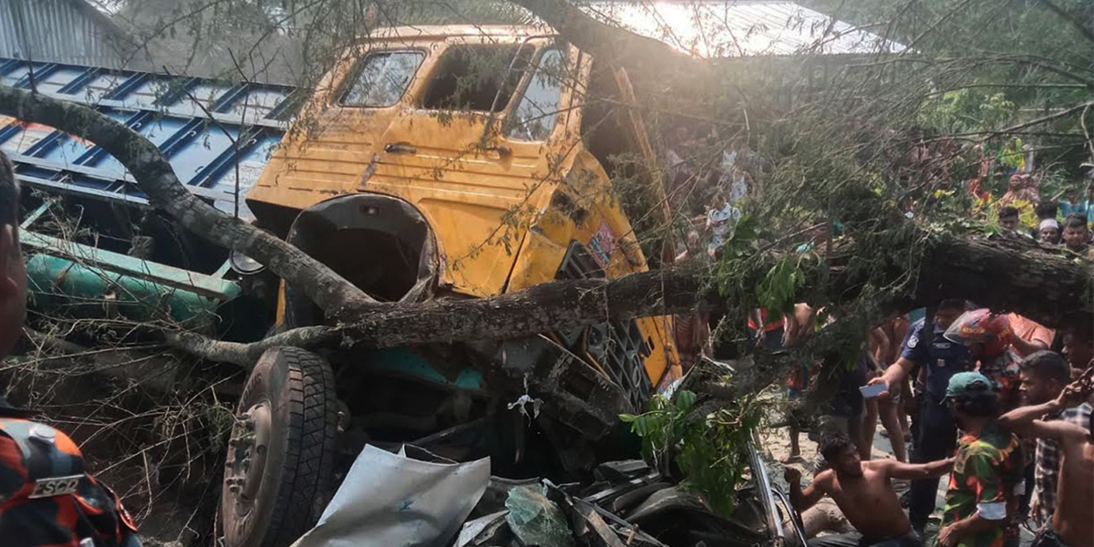 সেতুর টোলপ্লাজায় ট্রাক চাপা দিলো প্রাইভেটকার ও অটোরিকশাকে, নিহত ১১