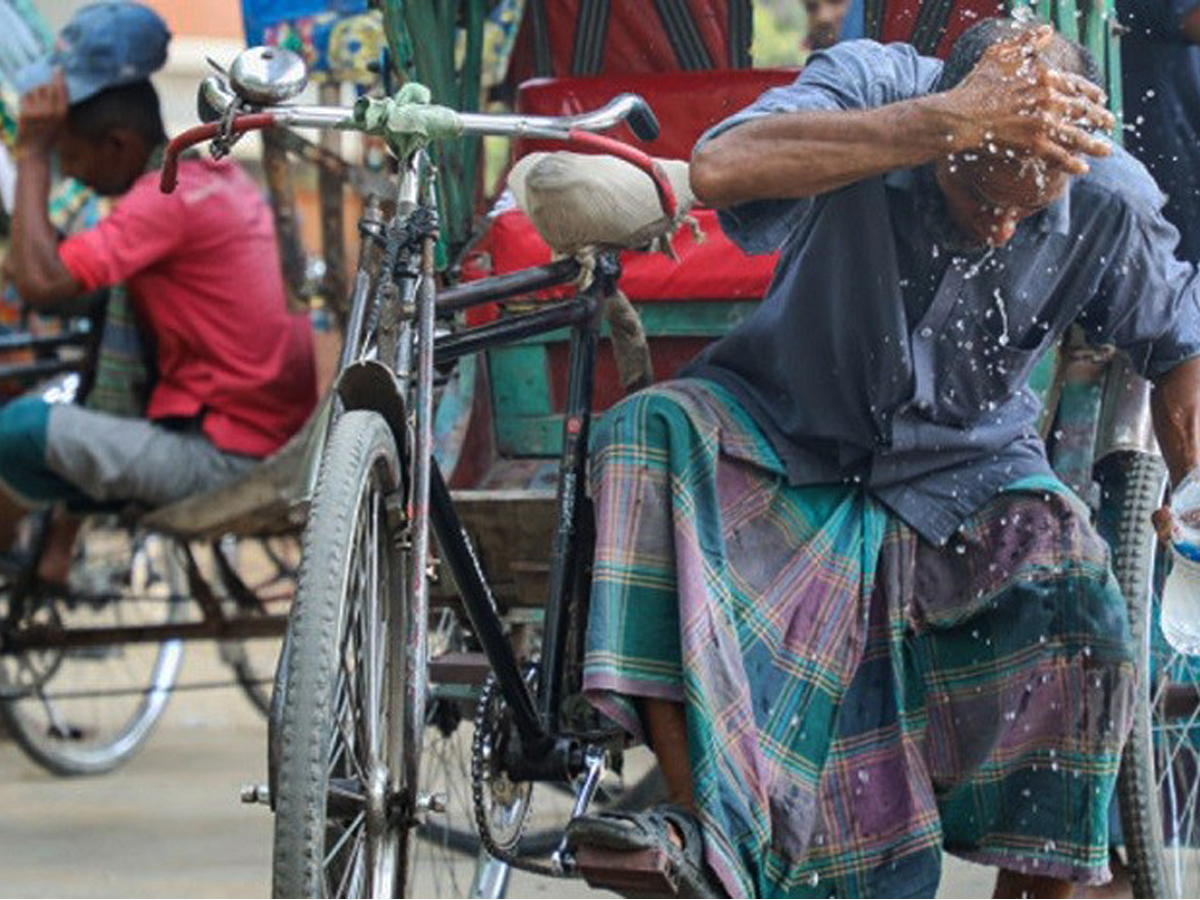 ঢাকায় গরমে রিকশা চালানোর সময় চালকের মৃত্যু