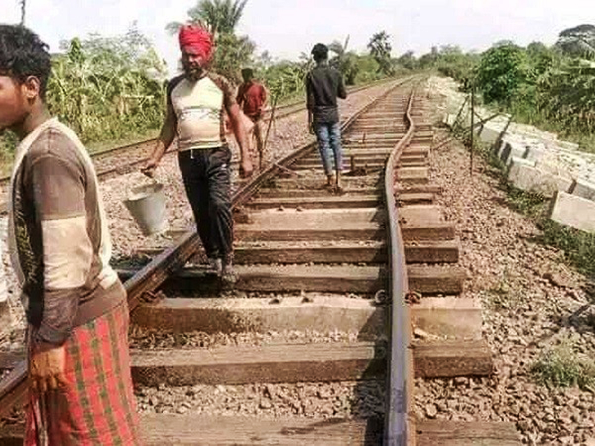 তীব্র গরমে বেঁকে গেল রেললাইন