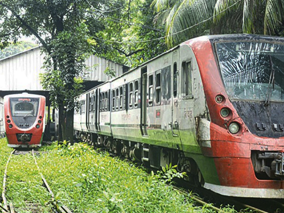 পড়ে আছে ৬৫০ কোটি টাকার ডেমু ট্রেন