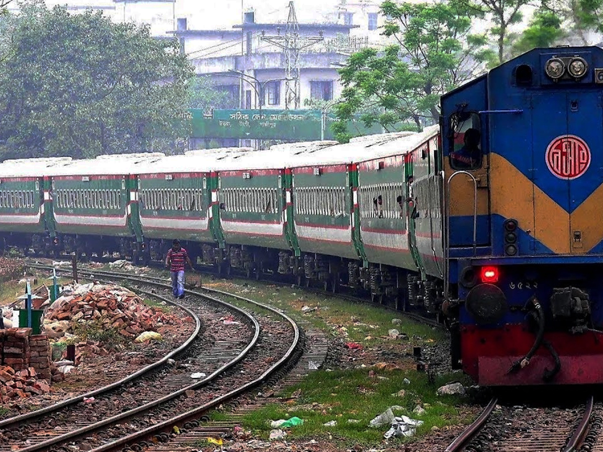 রাজধানীতে ট্রেনে দুই পা কাটা পড়া যুবকের মৃত্যু