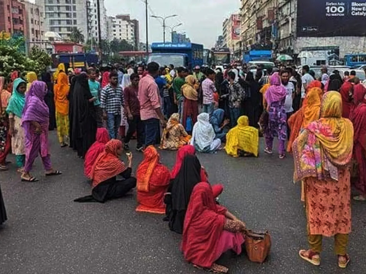 বনানীতে পোশাক শ্রমিকদের সড়ক অবরোধ