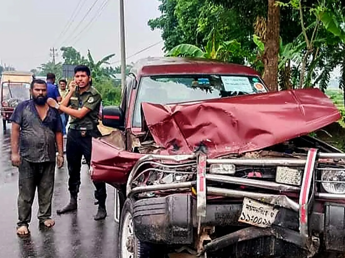 বাসের সঙ্গে সংঘর্ষে দুমড়েমুচড়ে গেল ইউএনও’র গাড়ি