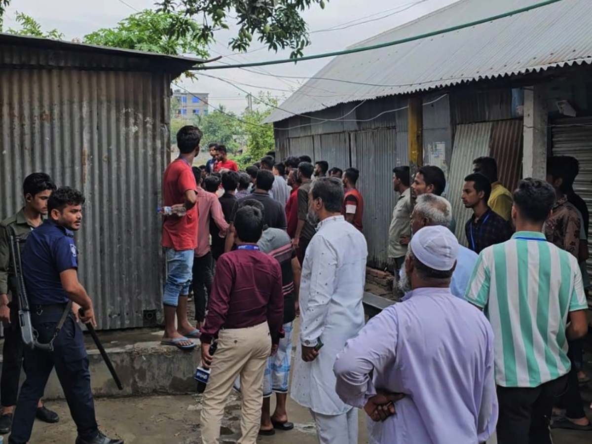 ভোটকেন্দ্রে পুলিশকে মারধর, ছবি তোলায় সাংবাদিকের ওপর হামলা