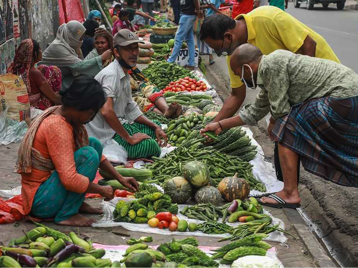 খরচের সঙ্গে লড়াই করে ক্লান্ত মানুষ