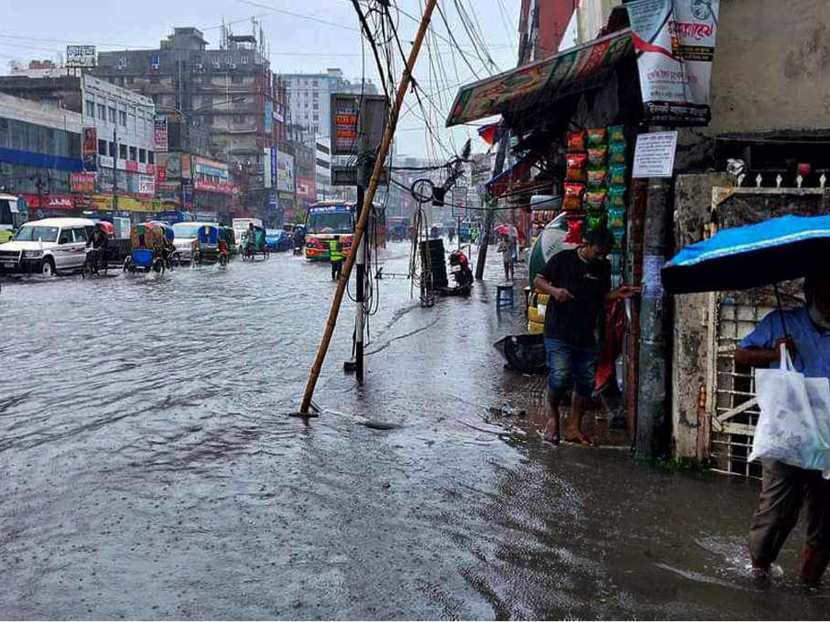 রাজধানীতে বৃষ্টি-জলাবদ্ধতায় সীমাহীন দুর্ভোগ