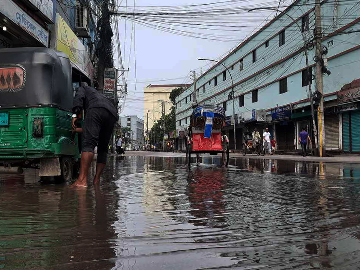 সিলেট শহরে ঢুকছে বন্যার পানি