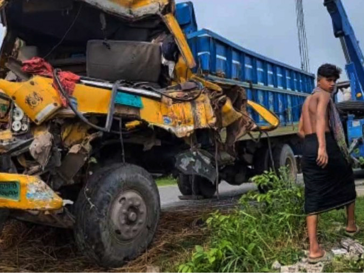 কুমিল্লায় কোরবানির পশু বহনকারী ট্রাক উল্টে দুজন নিহত