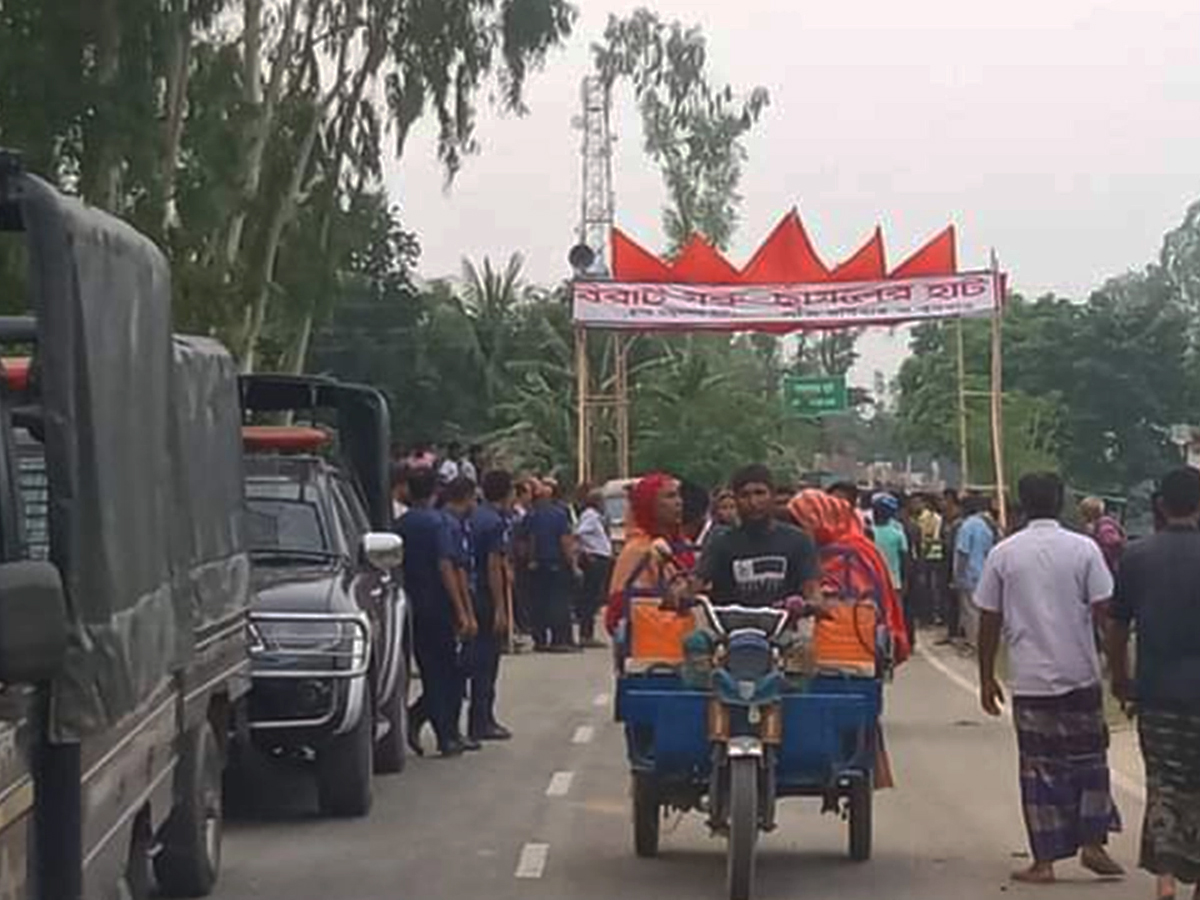 পশুর হাট বসানো নিয়ে সংঘর্ষে ৪ পুলিশ আহত