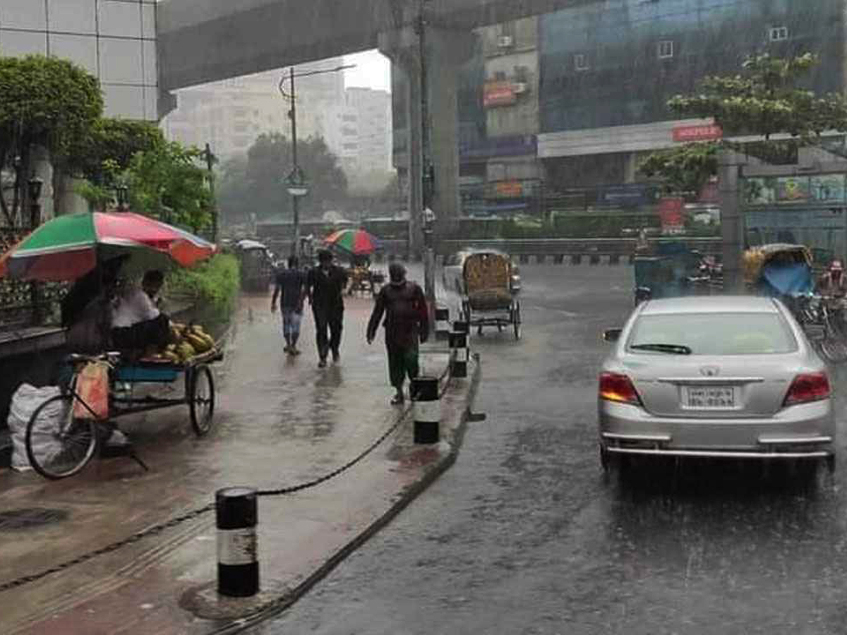 রাজধানীতে স্বস্তির বৃষ্টি, ভোগান্তিতে অফিসগামীরা