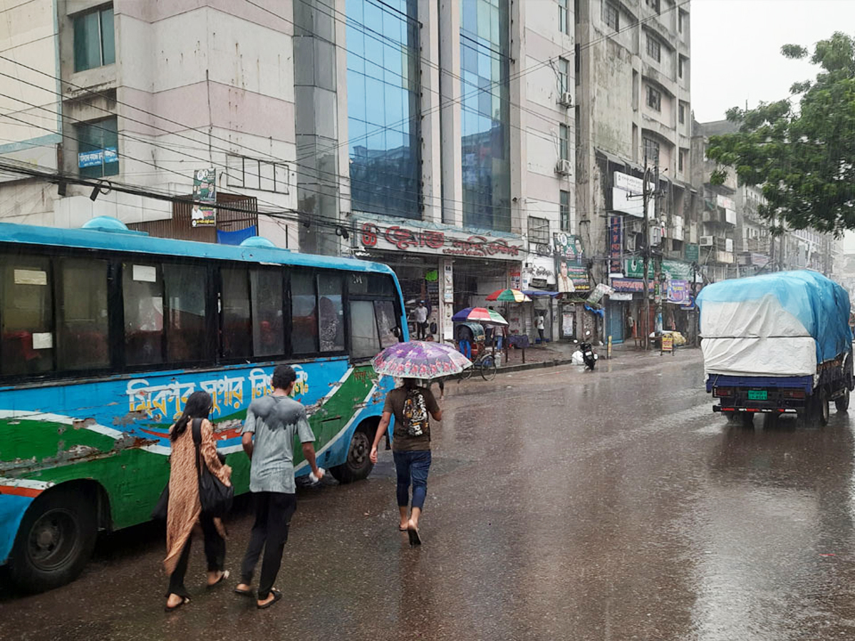 আষাঢ়ের বৃষ্টিতে রাজধানীবাসীর ভোগান্তি