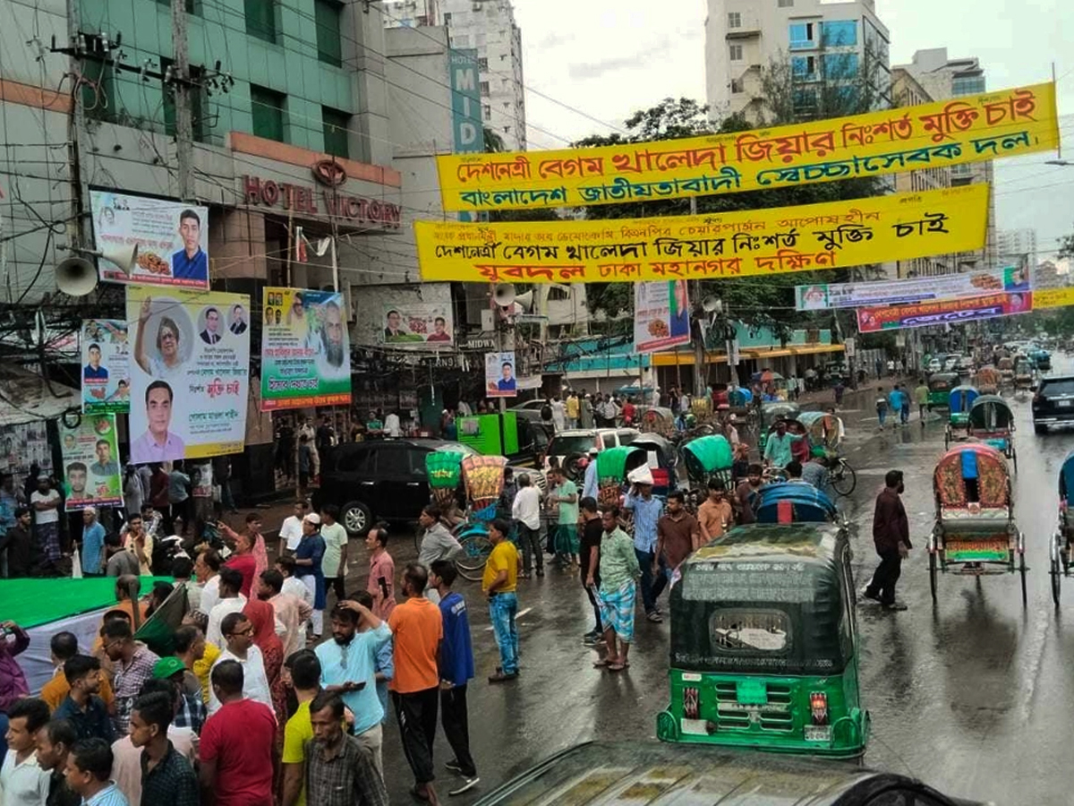 বৃষ্টির মধ্যেও সমাবেশস্থলে বিএনপির নেতাকর্মীরা