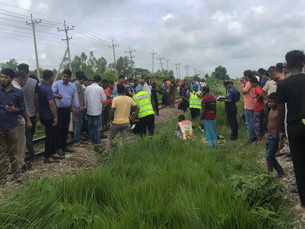 নরসিংদীতে ট্রেনে কাটা পড়ে ৫ জনের মৃত্যু