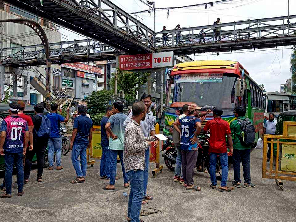 সাইন্সল্যাবে রাস্তা বন্ধ করে দিয়েছেন কোটা আন্দোলনকারীরা