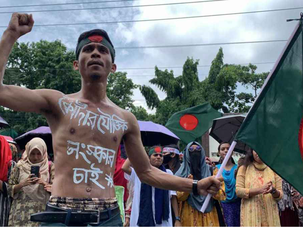 কোটা সংস্কারের দাবিতে রাবি-রুয়েট শিক্ষার্থীদের মহাসড়ক অবরোধ