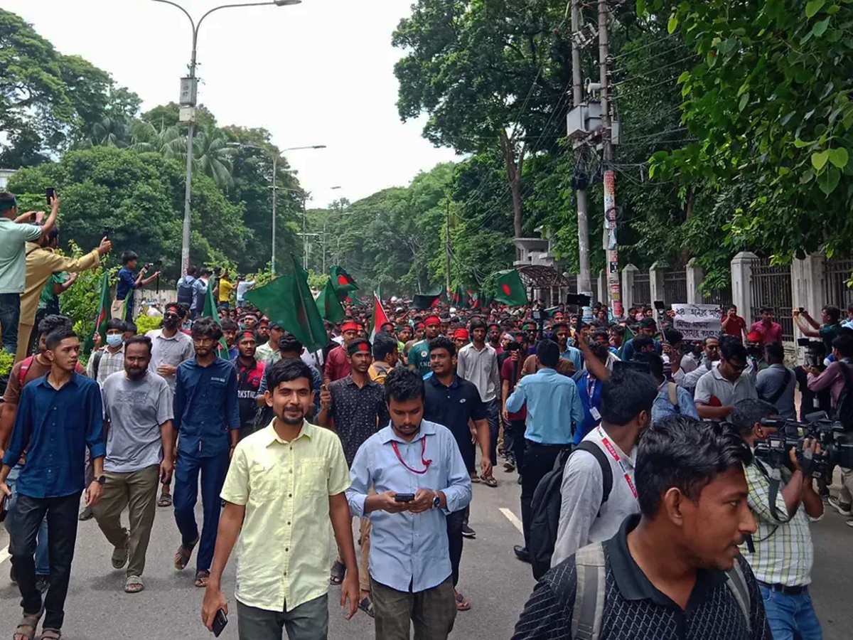 কোটাবিরোধীদের বঙ্গভবন অভিমুখে পদযাত্রা শুরু