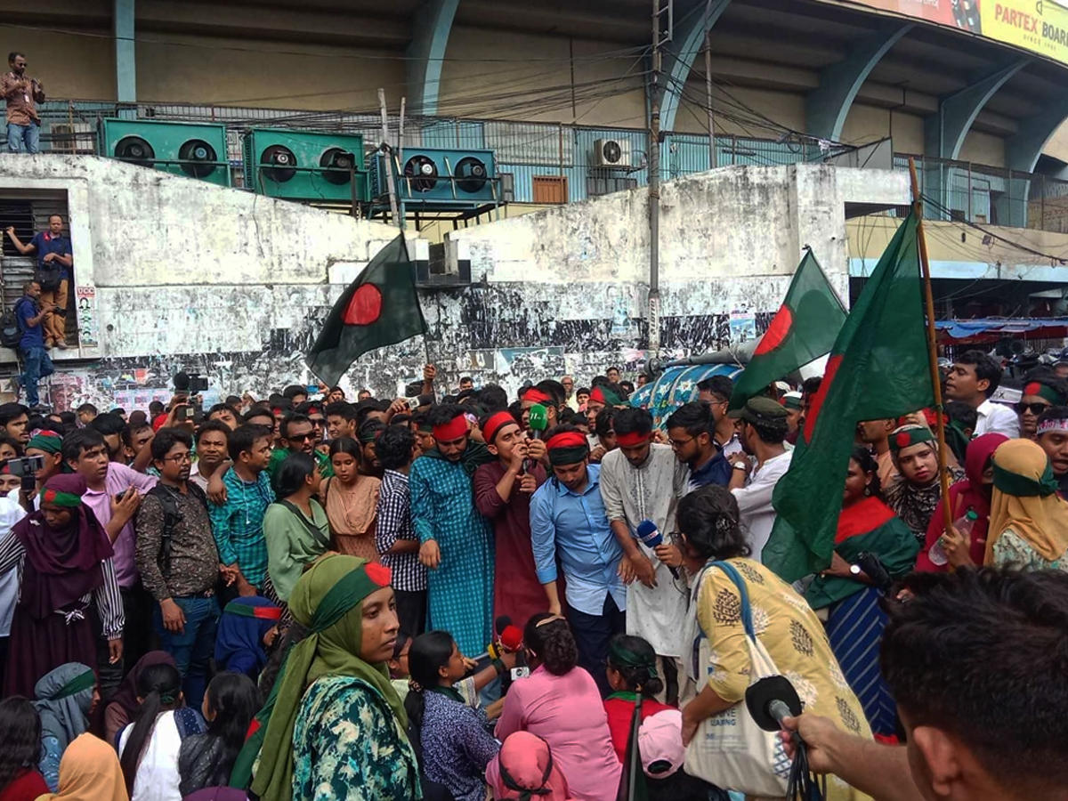 রাষ্ট্রপতির কাছে স্মারকলিপি দিয়েছেন আন্দোলনকারীরা