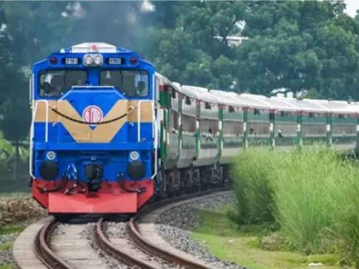 ‘পরবর্তী নির্দেশনা না আসা পর্যন্ত রেল চলাচল বন্ধ’