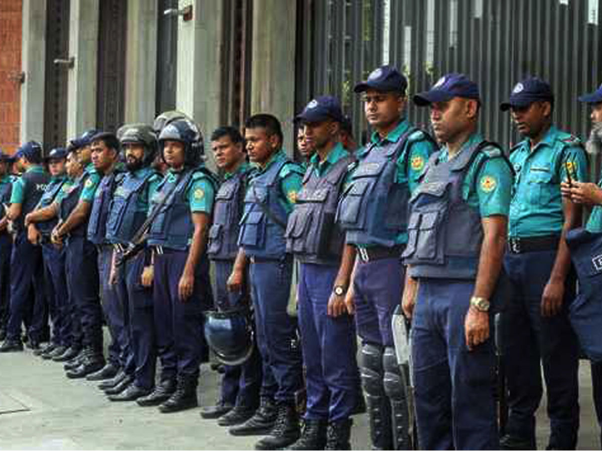 ব্র্যাক বিশ্ববিদ্যালয়ের সামনে বিপুল পুলিশ মোতায়েন