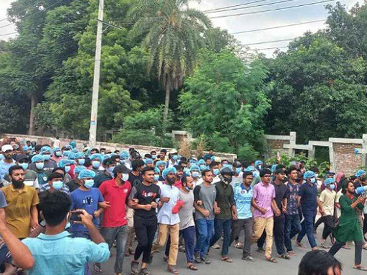 মহাসড়ক অবরোধ করে ফের রাবি শিক্ষার্থীদের বিক্ষোভ